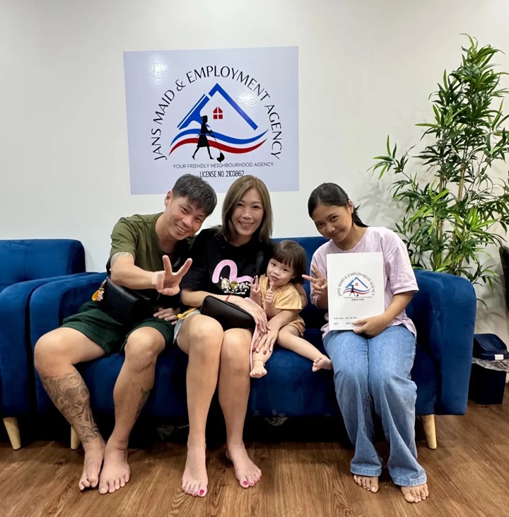 Happy family with Jans Maid agency consultant at handover