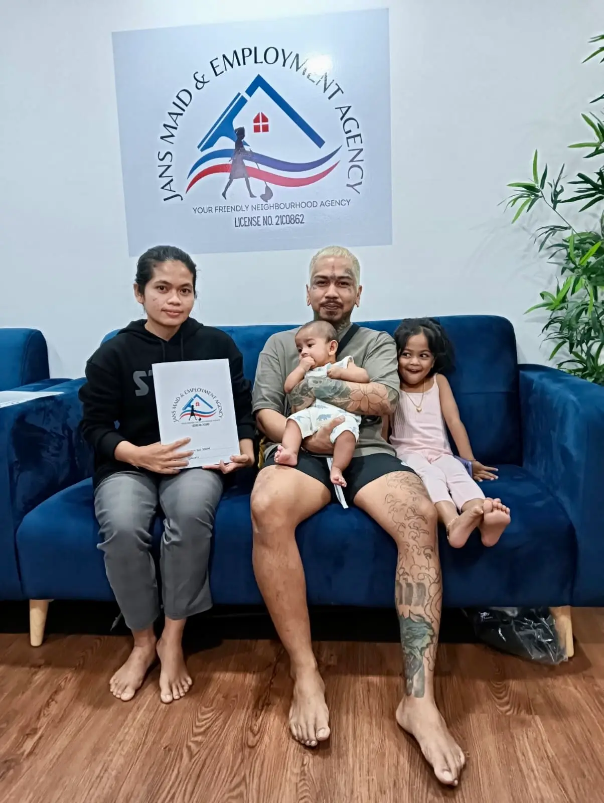 Jans Maid clients with children on blue sofa